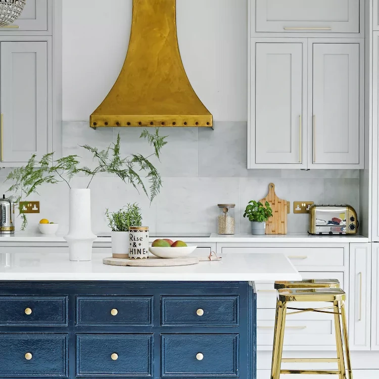art deco stil im küchenraum integrieren und mit modernen farben wie gold und blau kleine küche gestalten