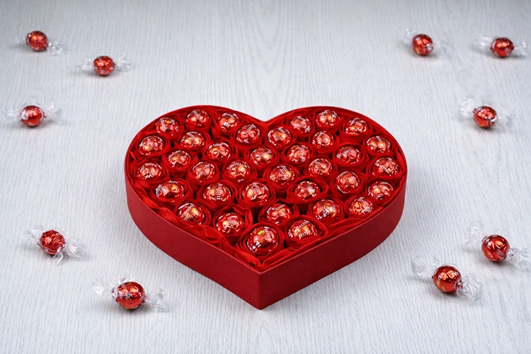 Basteln mit Lindor-Kugeln zum Valentinstag - Pralinen-Schachtel mit DIY-Rosen