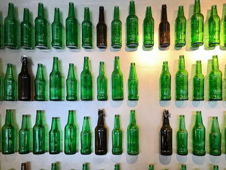 dekorative flaschenwand mit alten bierflaschen erstellen und als akzent im wohnzimmer setzen