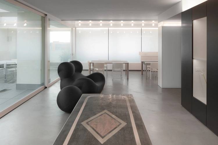 designer möbelstücke und italienischer einrichtungsstil in modernem wohnraum mit glasschiebetüren integriert