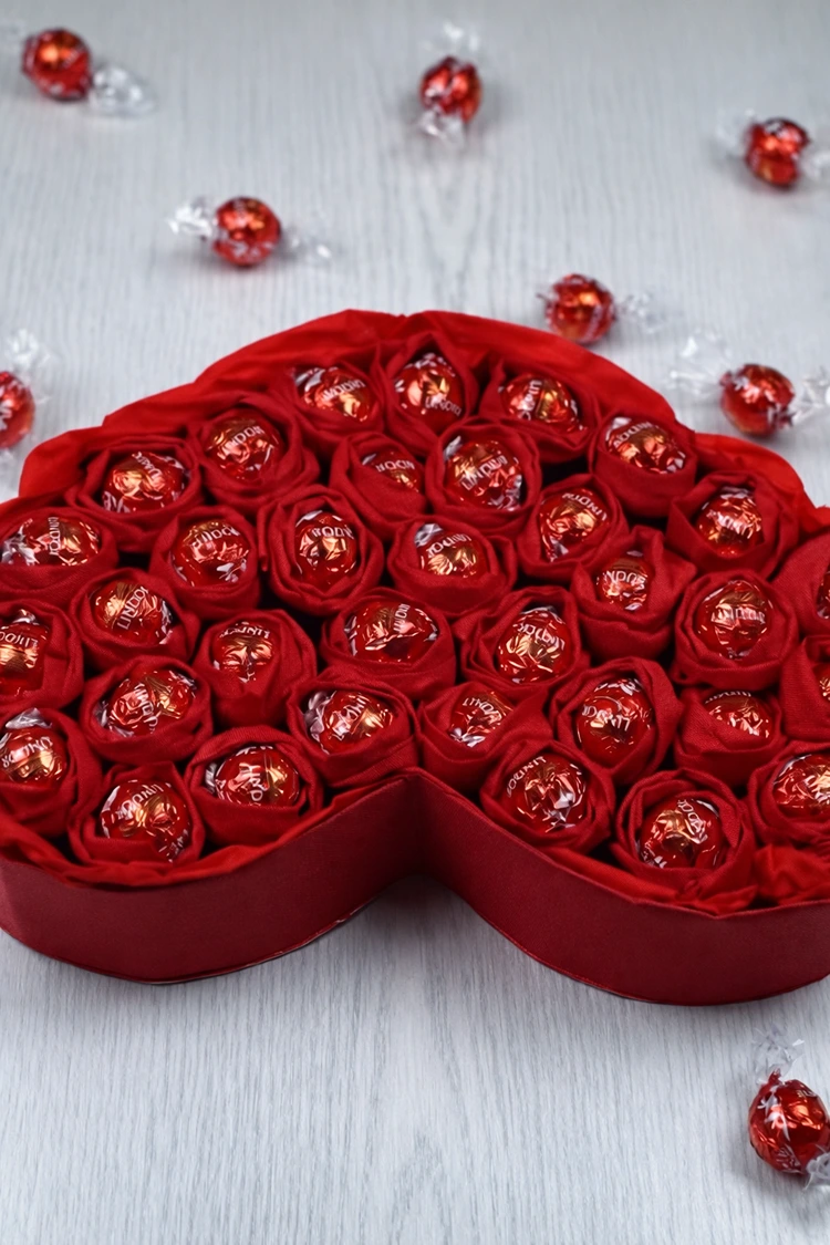 Die essbaren Rosen in der Schachtel arrangieren