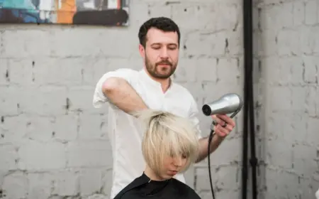 einen modernen kurzen haarschnitt beim friseur machen lassen und selbstbewusst blonde haare tragen