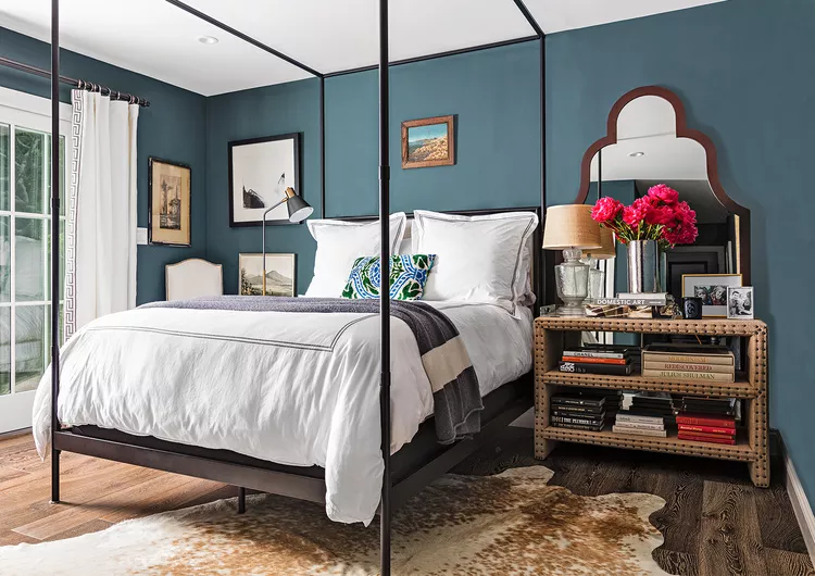 gängige farben wie tiefblau und gestaltungselemente im retro stil als angesagte schlafzimmer trends 2023