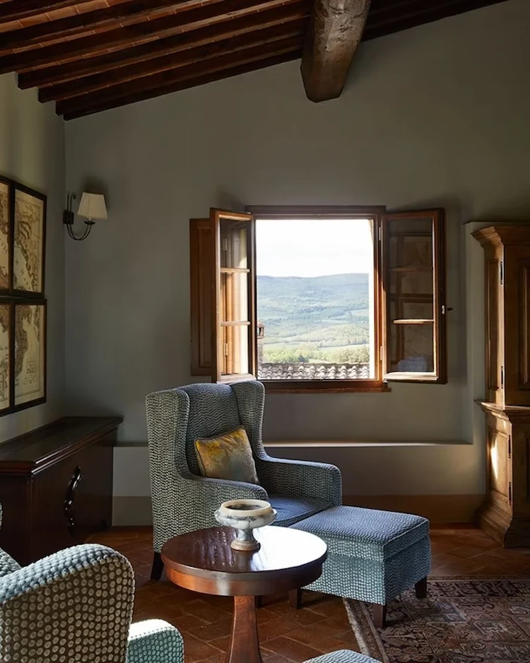 gemütliches wohnzimmer im mediterranen stil mit polstermöbeln und decke aus holz über boden aus terrakotta