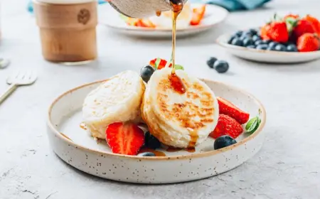 gesundes low carb frühstück zum abnehmen mit früchten und pfannkuchen aus bananen und eiern