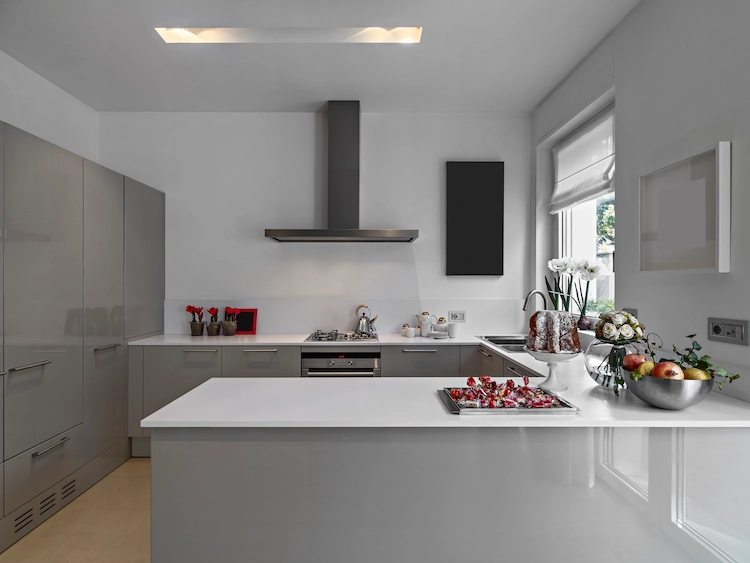 glänzende küchenschränke in einer modernen küche mit minimalistischem design
