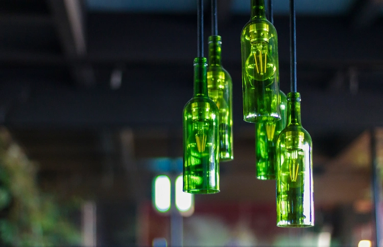 glühbirnen verwenden und in weinflaschen als altglas upcycling beleuchtung machen