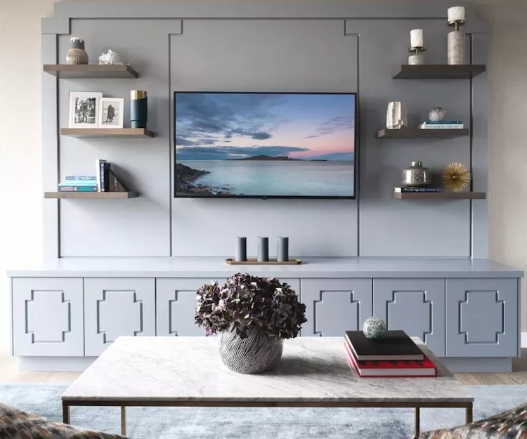 graue farbtöne für wandverkleidung in einem modernen wohnzimmer mit flachbildfernseher und couchtisch