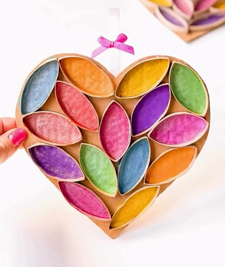 Herzen basteln mit Kindern aus Pappe und Klopapierrollen