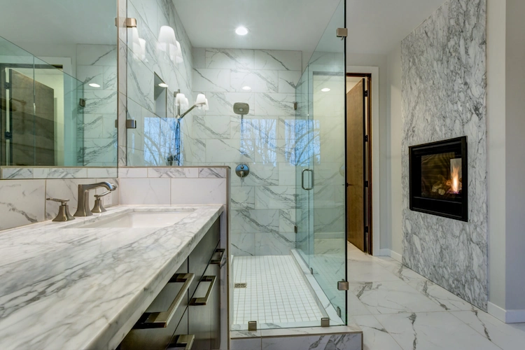 hochwertige wandverkleidung und bodenbelag aus marmor nach italienischer art fürs bad wählen