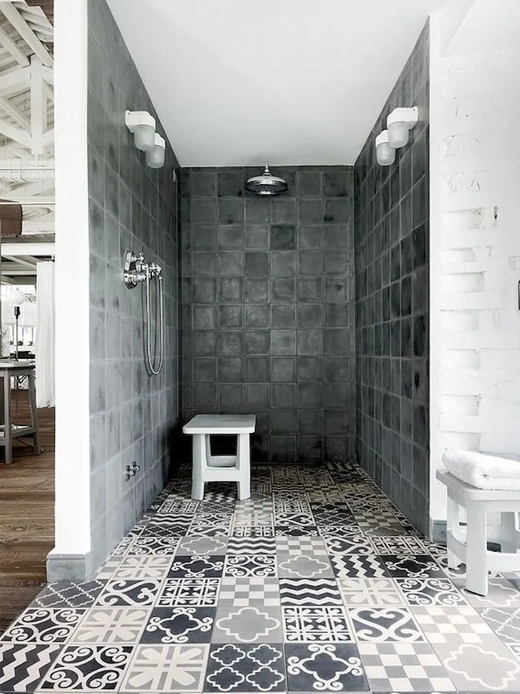 kleines gästebad in grauen tönen mit befliesten boden nach italienischer art mit minimalistischen akzenten