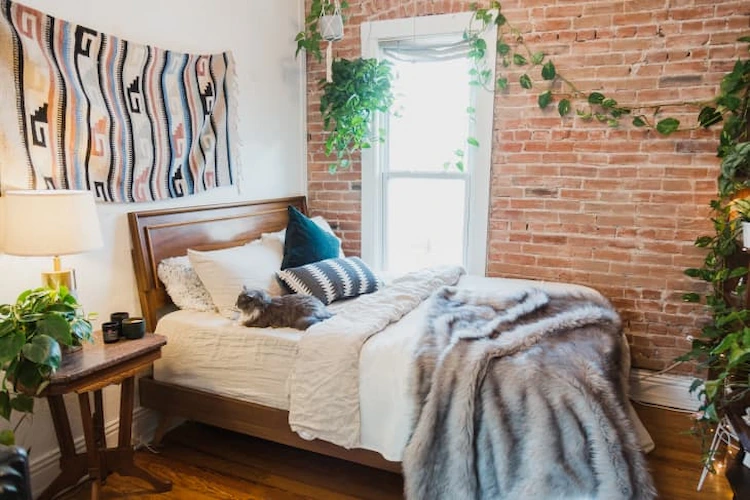 kleines schlafzimmer mit bett schön machen und rustikal einrichten mit vintage überzügen und bettdecken