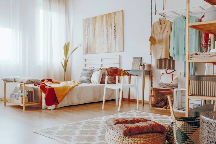 minimalistische und stilvolle gestaltung nach den schlafzimmer trends 2023 mit kunst und möbeln