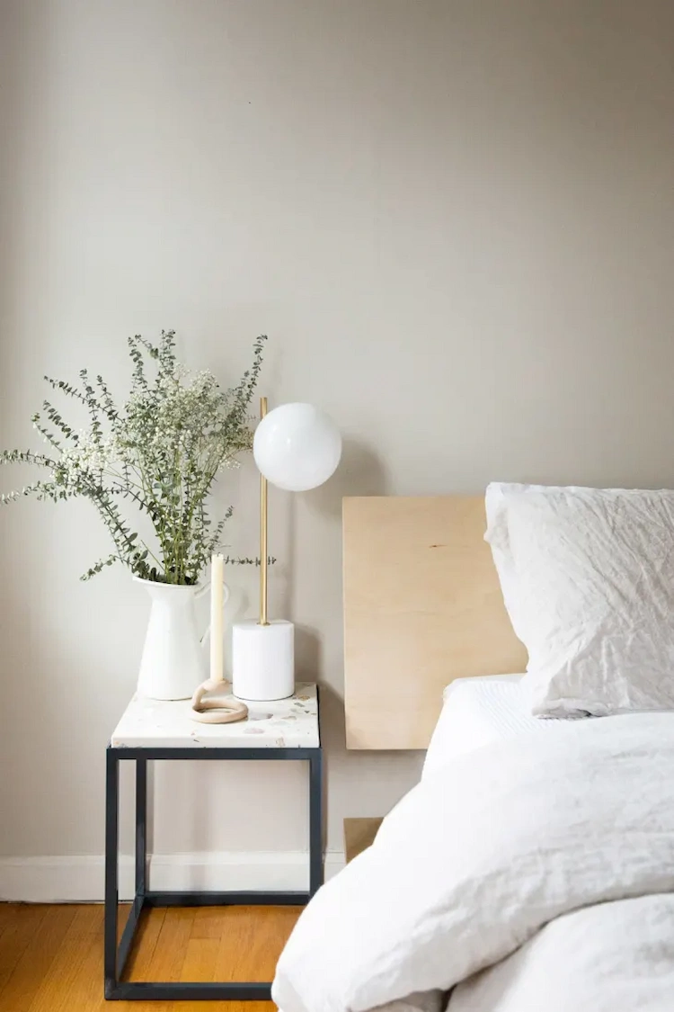 minimalistisches design des schlafzimmers mit dezenter dekoration und grauen wänden