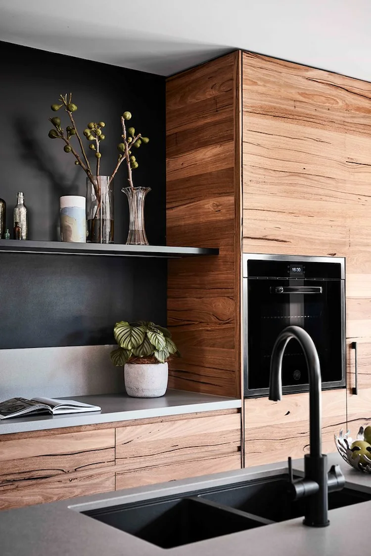minimalistisches küchendesign mit unterputz und verdeckten küchenregalen in modernem stil mit dekoration