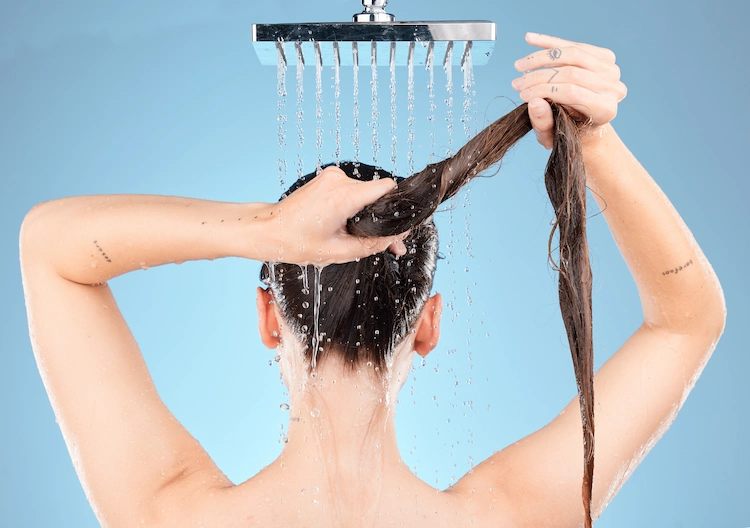 mit detox kopfhaut reinigen und für gesunde haare mit regelmäßiger haarpflege sorgen