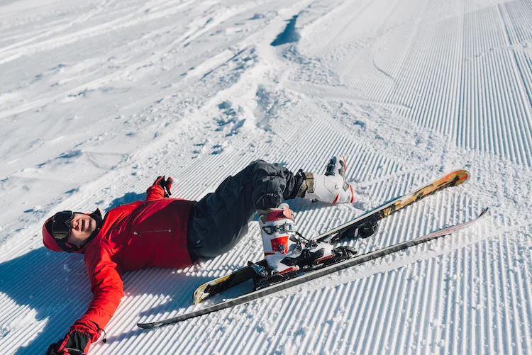 mögliche risiken für verletzungen wie kreuzbandriss beim skifahren minimieren