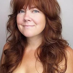 mollige frau mit rundem gesicht und pony mit shag schnitt