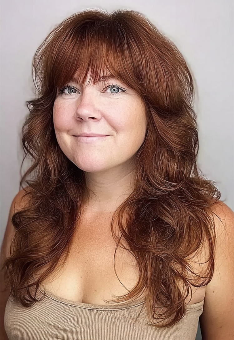 mollige frau mit rundem gesicht und pony mit shag schnitt