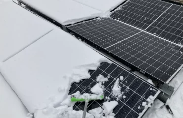 nach starken schneefällen solaranlage reinigen und ihre leistung optimieren