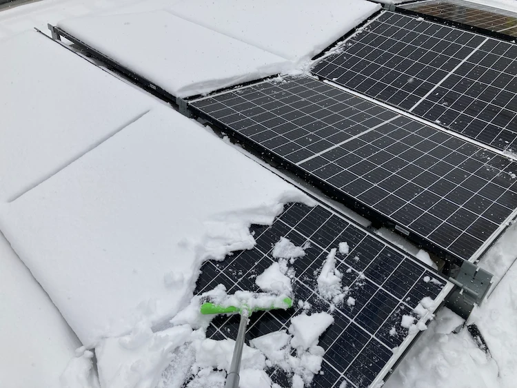 nach starken schneefällen solaranlage reinigen und ihre leistung optimieren