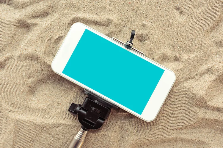 nach verwendung von handy mit selfie stick sand entfernen und lautsprecher oder hörmuschel reinigen