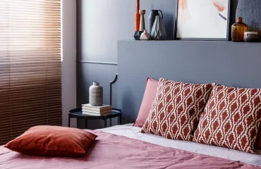 passende wandverkleidung und trendfarben fürs schlafzimmer mit luxuriösen akzenten