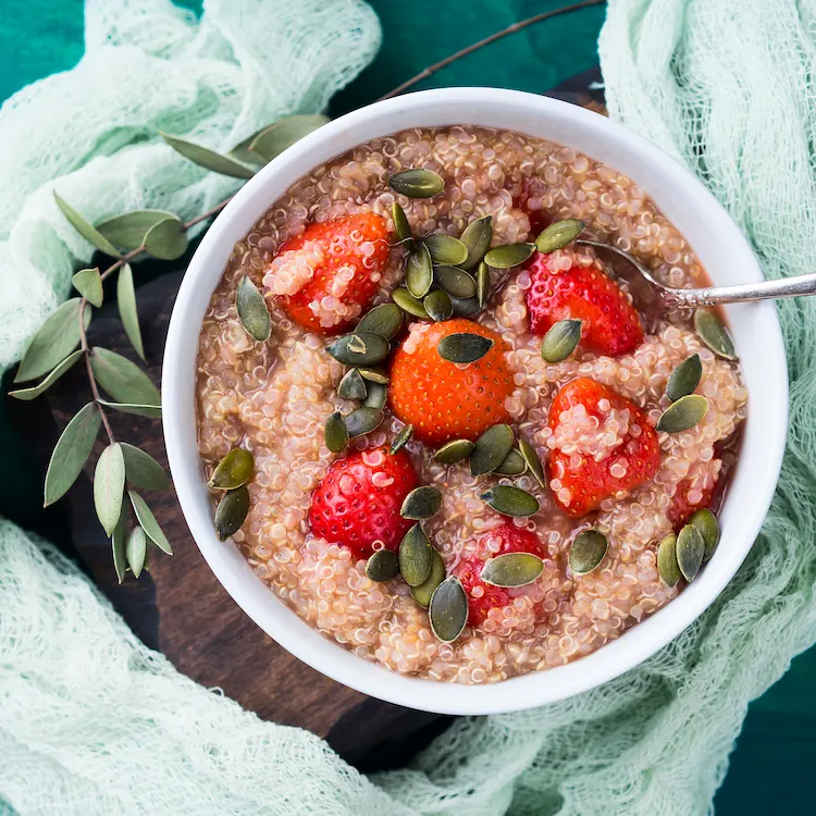 quinoa statt hafer als zutat für proteinreiches und nahrhaftes frühstück