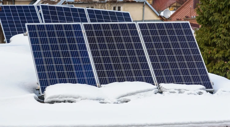 regelmäßige wartung und pflege von solarzellen im winter als empfohlene maßnahme bei schneelast