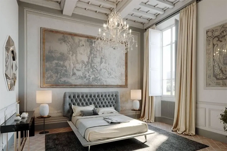 riesige wandmalerei und kronleuchter im luxuriösen schlafzimmer als klassischer italienischer einrichtungsstil