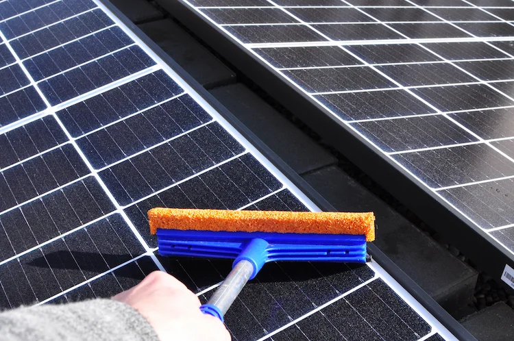 scheibenwischer als passendes werkzeug zur reinigung von solarpaneelen