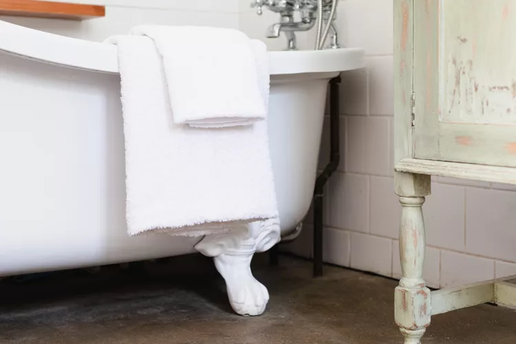 stets trockene und saubere handtücher im badezimmer oder in der toilette halten und gerüchen vorbeugen