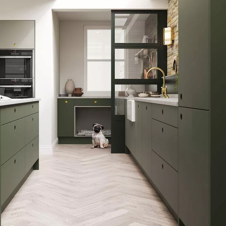trendfarbe erdgrün für einen partitionierten küchenraum wählen und zeitgenössische kleine küche gestalten