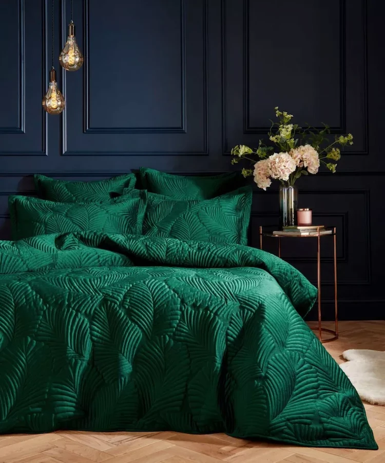 trendige farben fürs schlafzimmer wie smaragdgrün und tiefblau in kombination mit goldfarbenen pendelleuchten