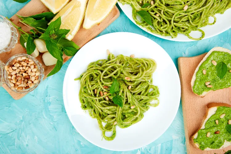 veganes Grünkohl Pesto kalorienarmes Mittagessen fürs Büro