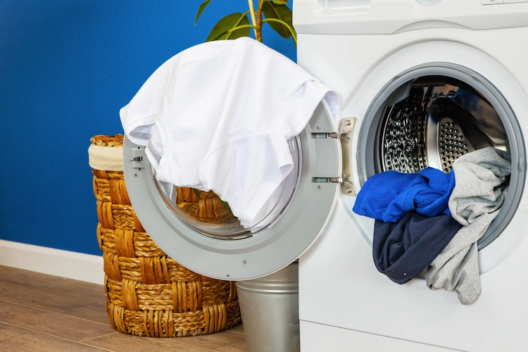 verschiede farben in der waschmaschine laden und dunkle wäsche stinkt nach dem waschzyklus
