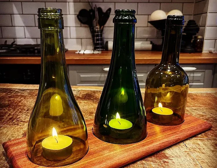 votivkerzen in kerzenhaltern aus weinflaschen durch altglas upcycling kreativ im haushalt umfunktionieren