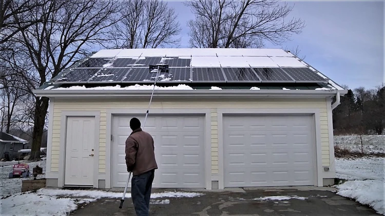 während der wintersaison mit eigenen mitteln solaranlage reinigen und solarpaneele von schnee befreien