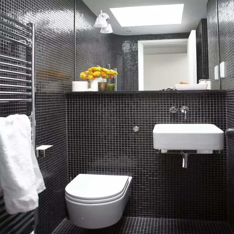wandhängende toilettenschüssel installieren und bodenoberfläche in gefliester gästetoilette maximieren
