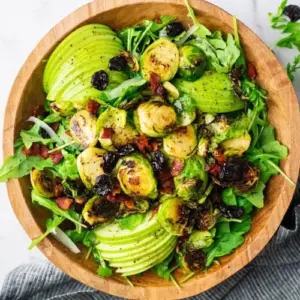 warmer Salat mit Avocado und Rosenkohl