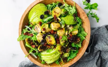 warmer Salat mit Avocado und Rosenkohl
