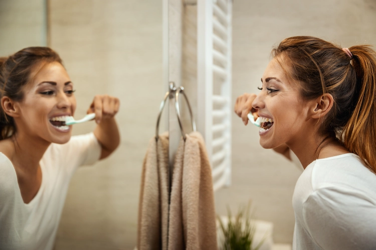 zweimal am tag die zähne putzen und bildung von zahnbelag vorbeugen