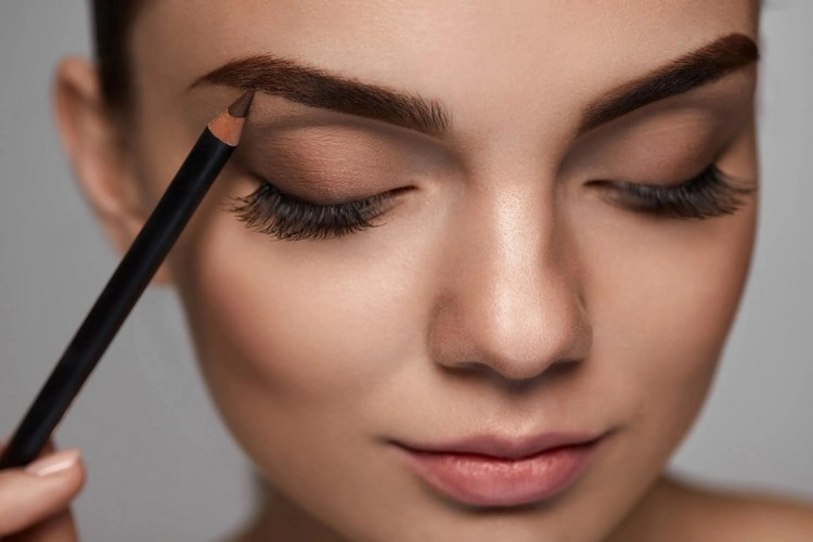 Augenbrauen Trend 2023 – Wie bekommen Sie Straight Brows mit Make-up