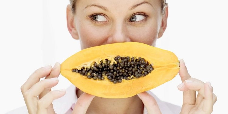 Bereiten Sie eine Papaya-Maske mit Honig und Kurkuma zu, um Lippenfalten zu vermeiden