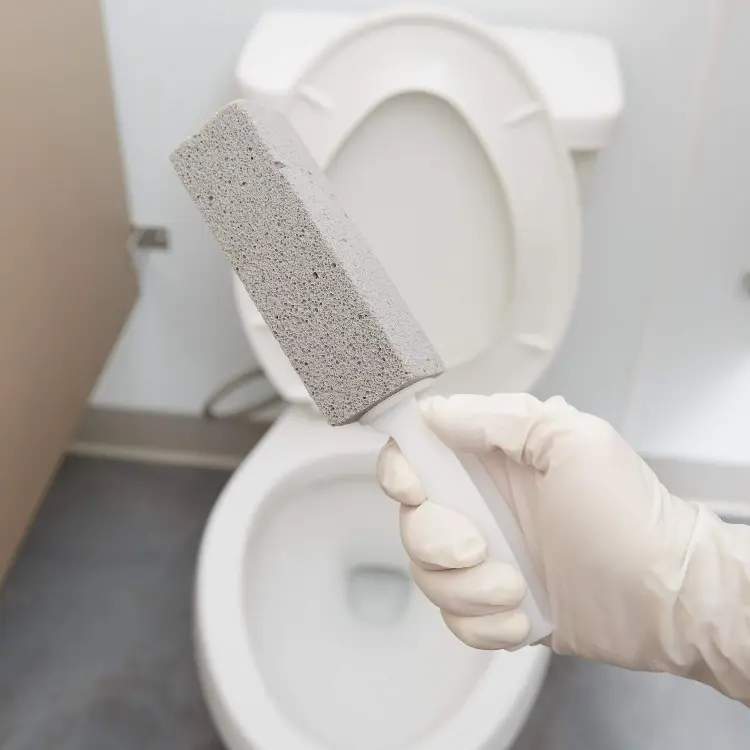 Bimsstein gegen Urinstein in Toilette und Kalk im Bad verwenden