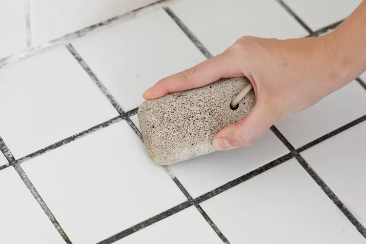 Bimsstein in Dusche verwenden Seifenreste und Kalk entfernen
