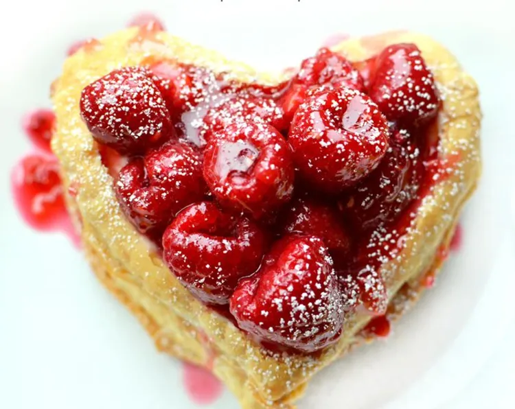 Blätterteig Herzen mit Beeren Füllung Valentinstag Dessert