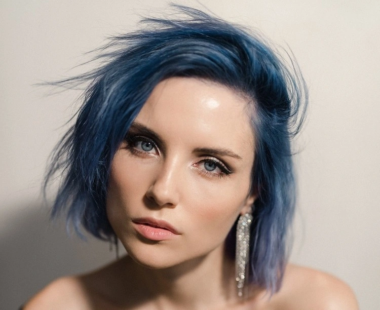 Blauer kinnlanger Haarschnitt für Punkrock-Damen