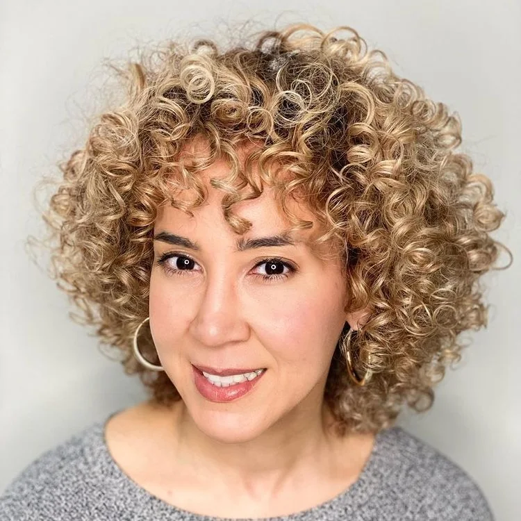 Bob mit Pony für Naturlocken moderne Lockenfrisuren