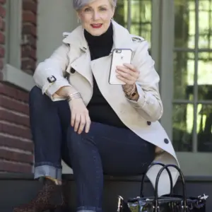 Boot-Cut Jeans mit Ankle Boots ist der perfekte sportlich-schicke Look für Frauen über 50